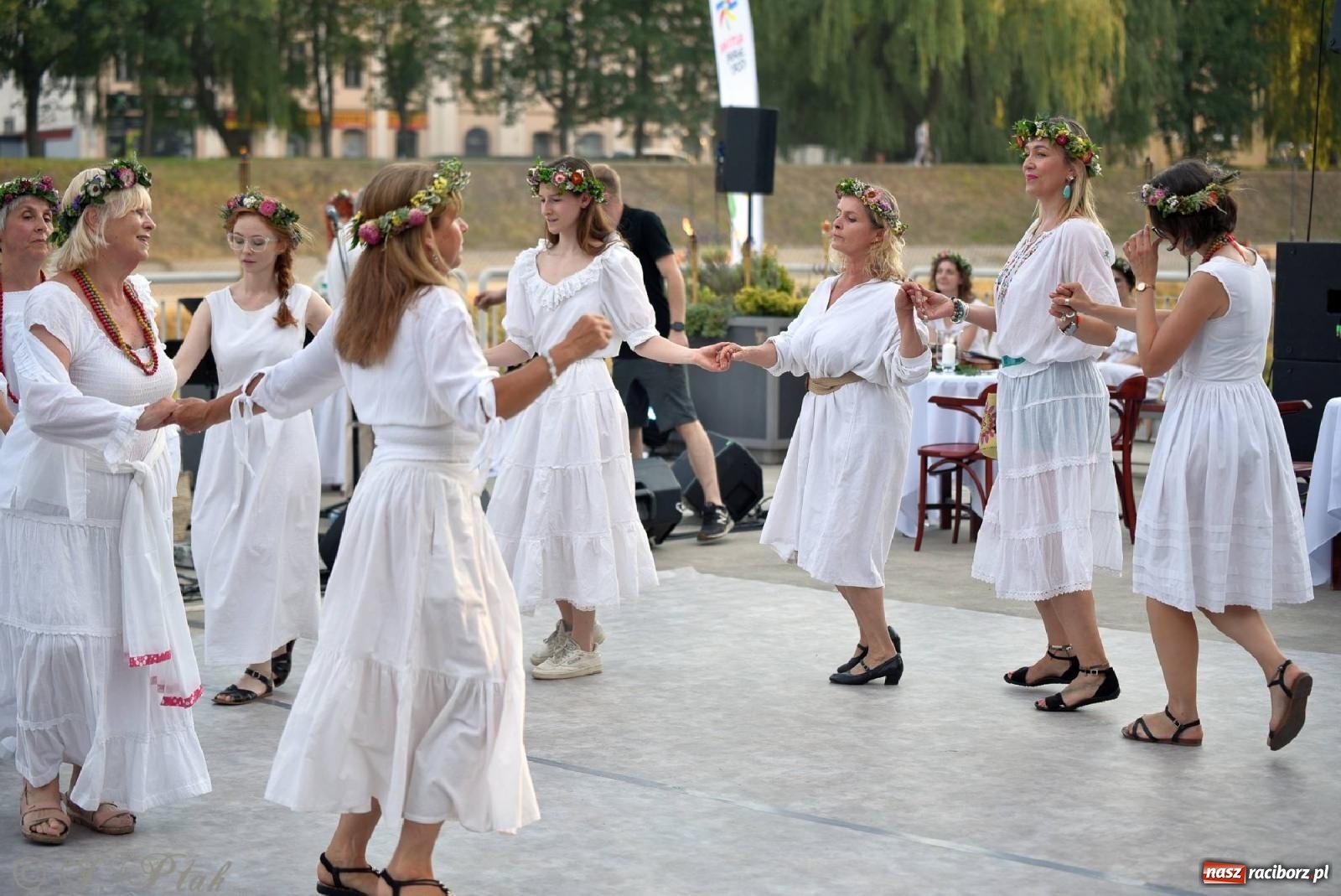 Zdjęcie w galerii na portalu naszraciborz.pl: Raciborska Noc Kupały - długi korowód nad Odrą [FOTO i WIDEO] wiadomości z regionu