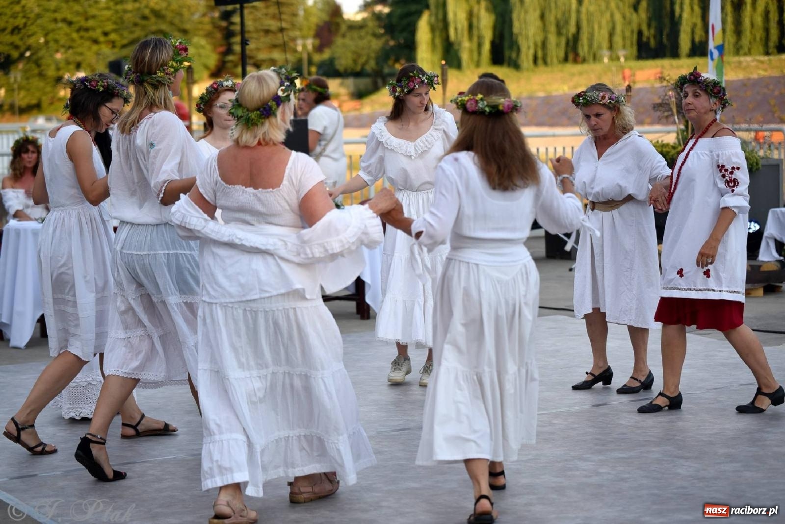 Zdjęcie w galerii na portalu naszraciborz.pl: Raciborska Noc Kupały - długi korowód nad Odrą [FOTO i WIDEO] wiadomości z regionu