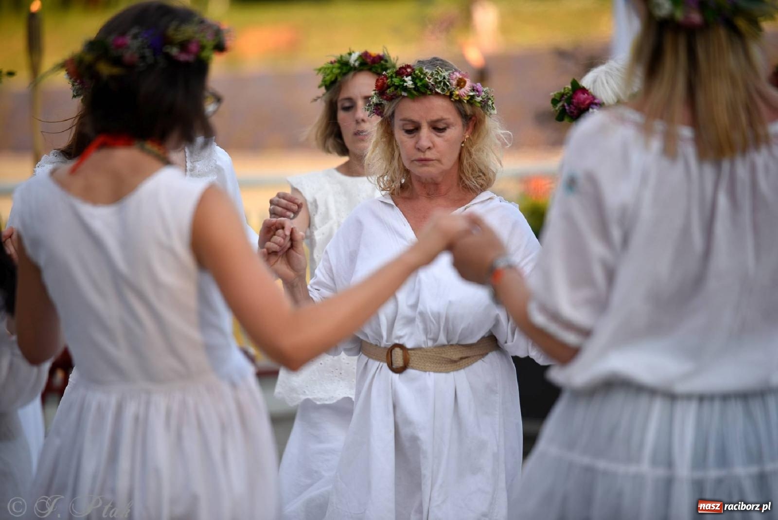 Zdjęcie w galerii na portalu naszraciborz.pl: Raciborska Noc Kupały - długi korowód nad Odrą [FOTO i WIDEO] wiadomości z regionu