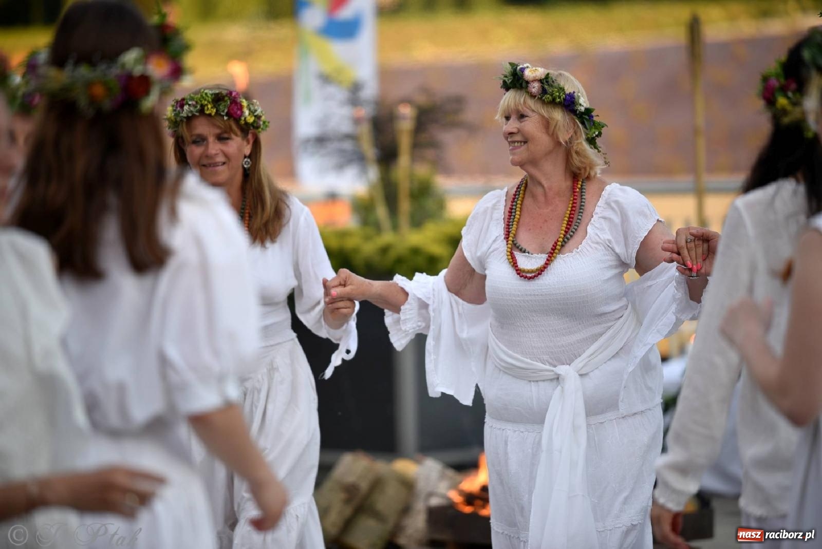 Zdjęcie w galerii na portalu naszraciborz.pl: Raciborska Noc Kupały - długi korowód nad Odrą [FOTO i WIDEO] wiadomości z regionu