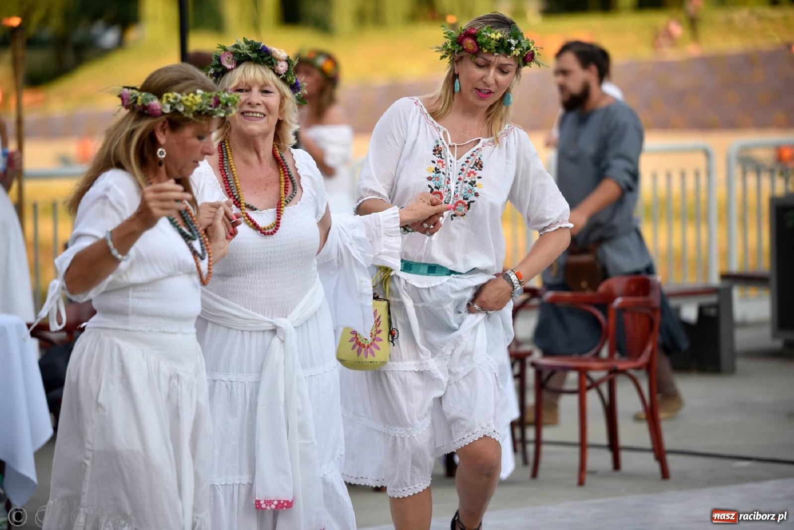 Zdjęcie w galerii na portalu naszraciborz.pl: Raciborska Noc Kupały - długi korowód nad Odrą [FOTO i WIDEO] wiadomości z regionu