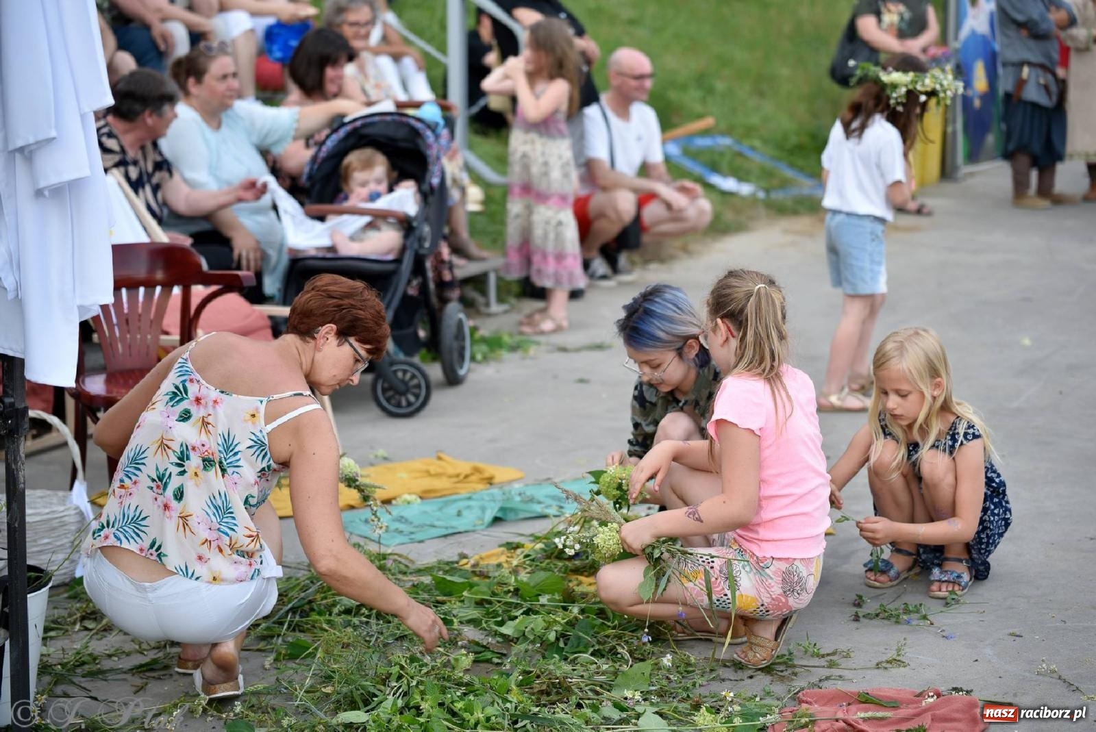 Zdjęcie w galerii na portalu naszraciborz.pl: Raciborska Noc Kupały - długi korowód nad Odrą [FOTO i WIDEO] wiadomości z regionu