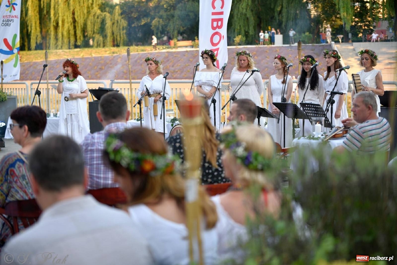 Zdjęcie w galerii na portalu naszraciborz.pl: Raciborska Noc Kupały - długi korowód nad Odrą [FOTO i WIDEO] wiadomości z regionu