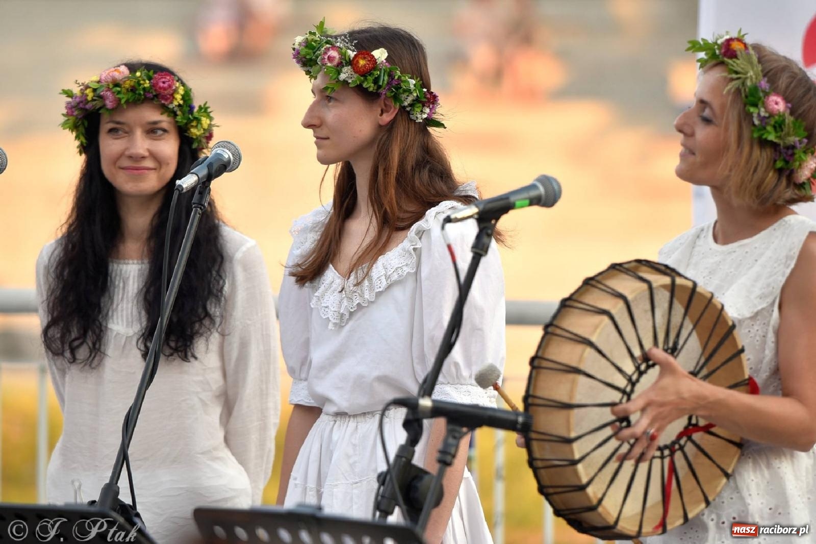 Zdjęcie w galerii na portalu naszraciborz.pl: Raciborska Noc Kupały - długi korowód nad Odrą [FOTO i WIDEO] wiadomości z regionu