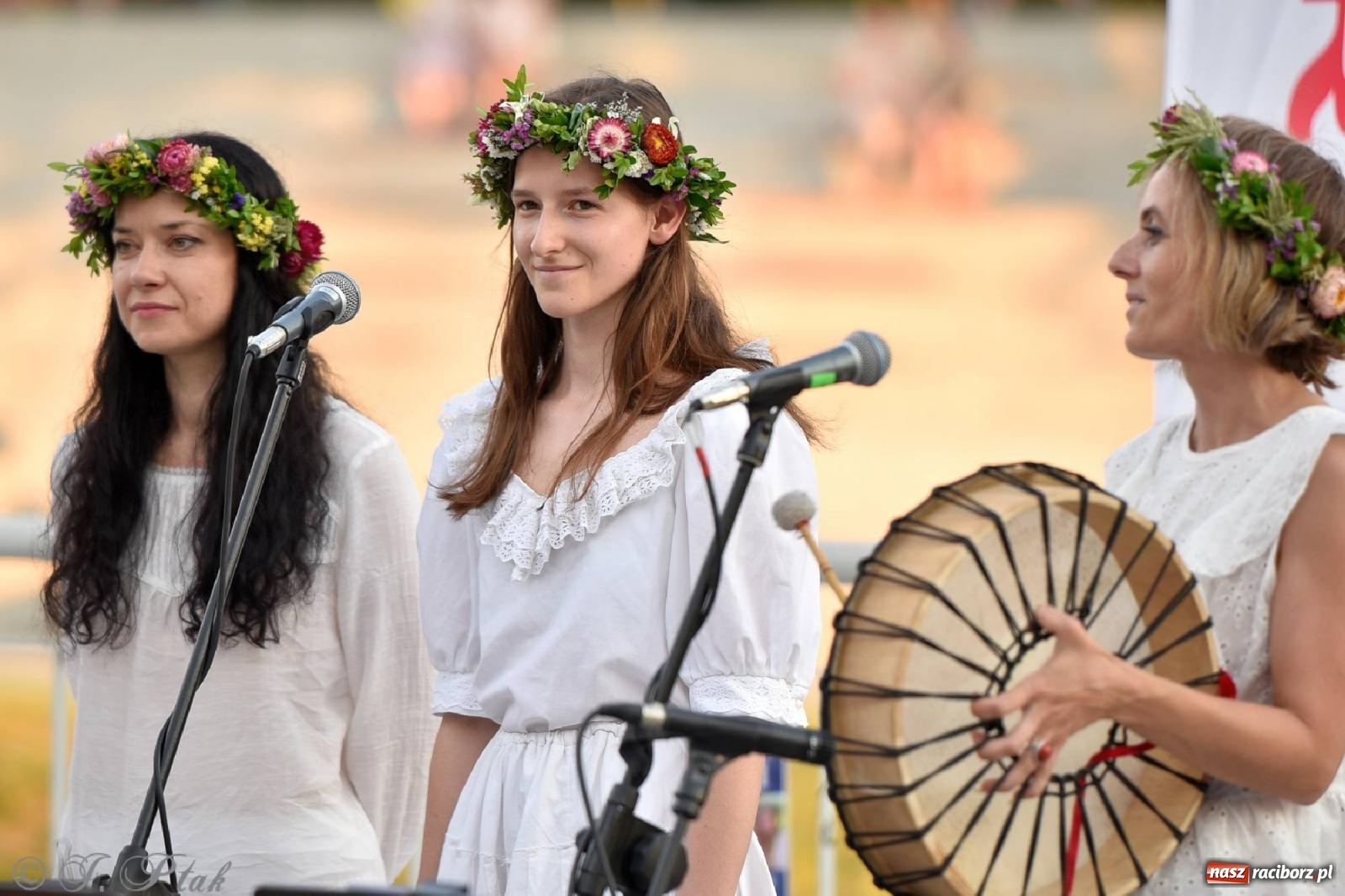 Zdjęcie w galerii na portalu naszraciborz.pl: Raciborska Noc Kupały - długi korowód nad Odrą [FOTO i WIDEO] wiadomości z regionu