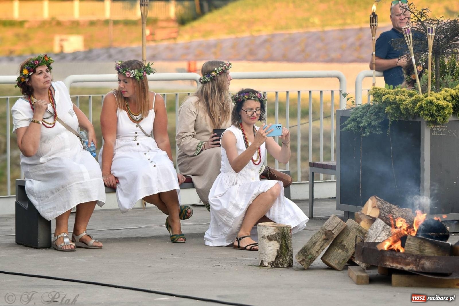 Zdjęcie w galerii na portalu naszraciborz.pl: Raciborska Noc Kupały - długi korowód nad Odrą [FOTO i WIDEO] wiadomości z regionu