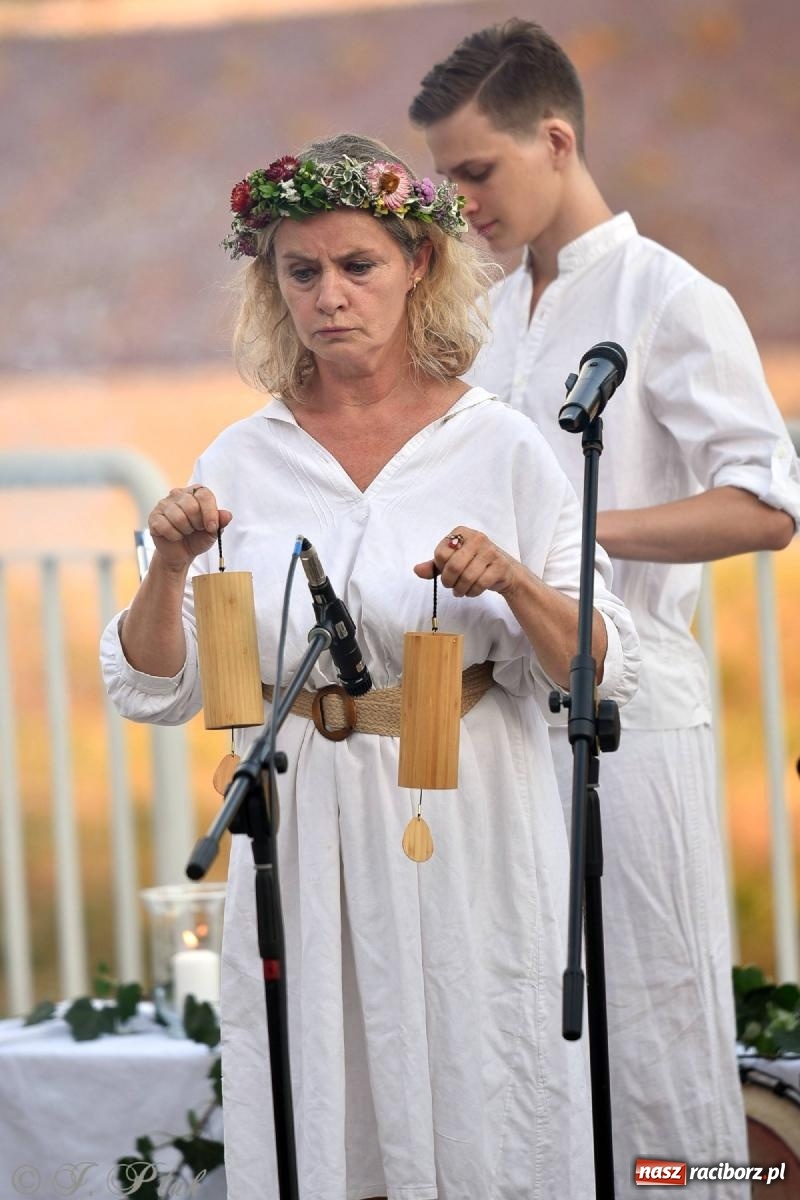 Zdjęcie w galerii na portalu naszraciborz.pl: Raciborska Noc Kupały - długi korowód nad Odrą [FOTO i WIDEO] wiadomości z regionu