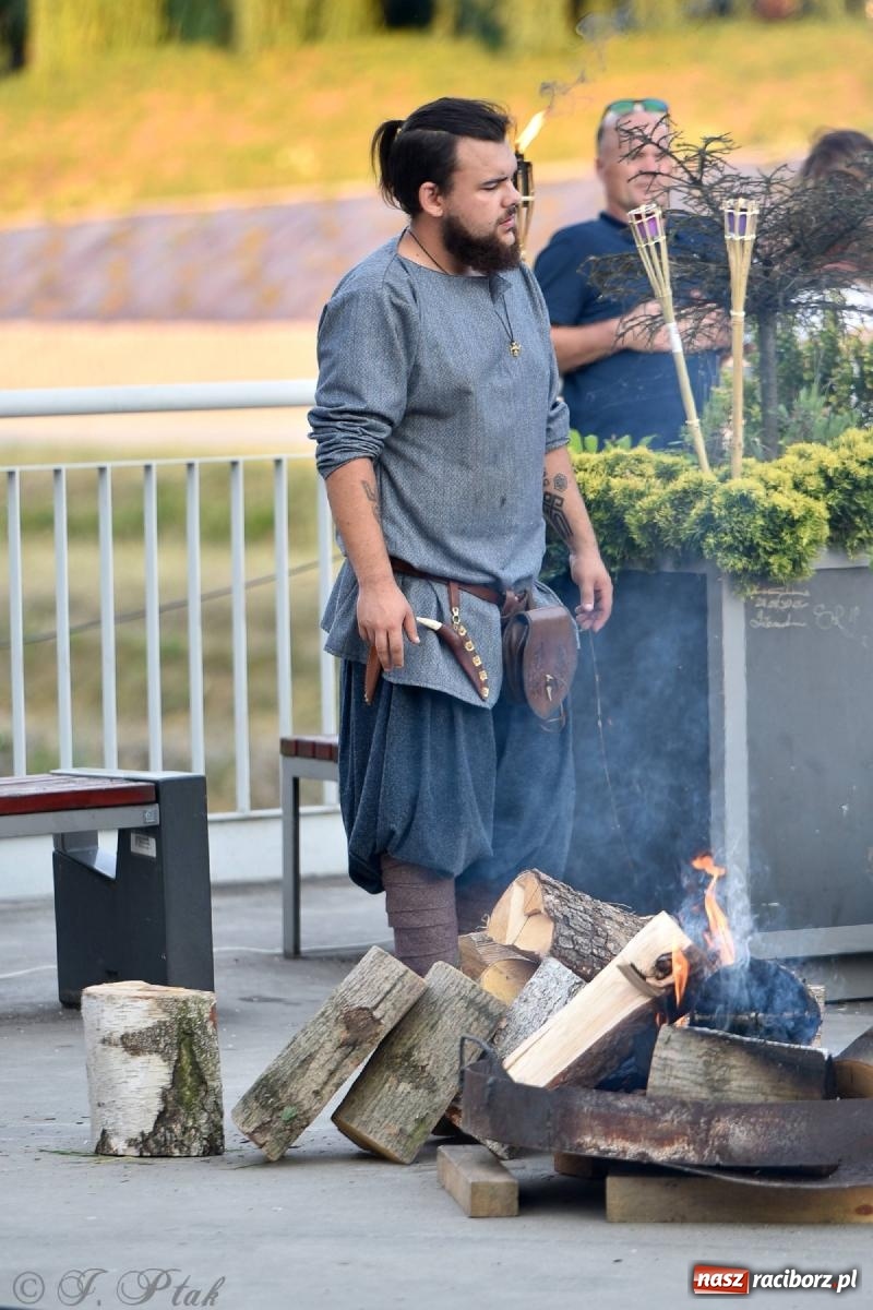 Zdjęcie w galerii na portalu naszraciborz.pl: Raciborska Noc Kupały - długi korowód nad Odrą [FOTO i WIDEO] wiadomości z regionu