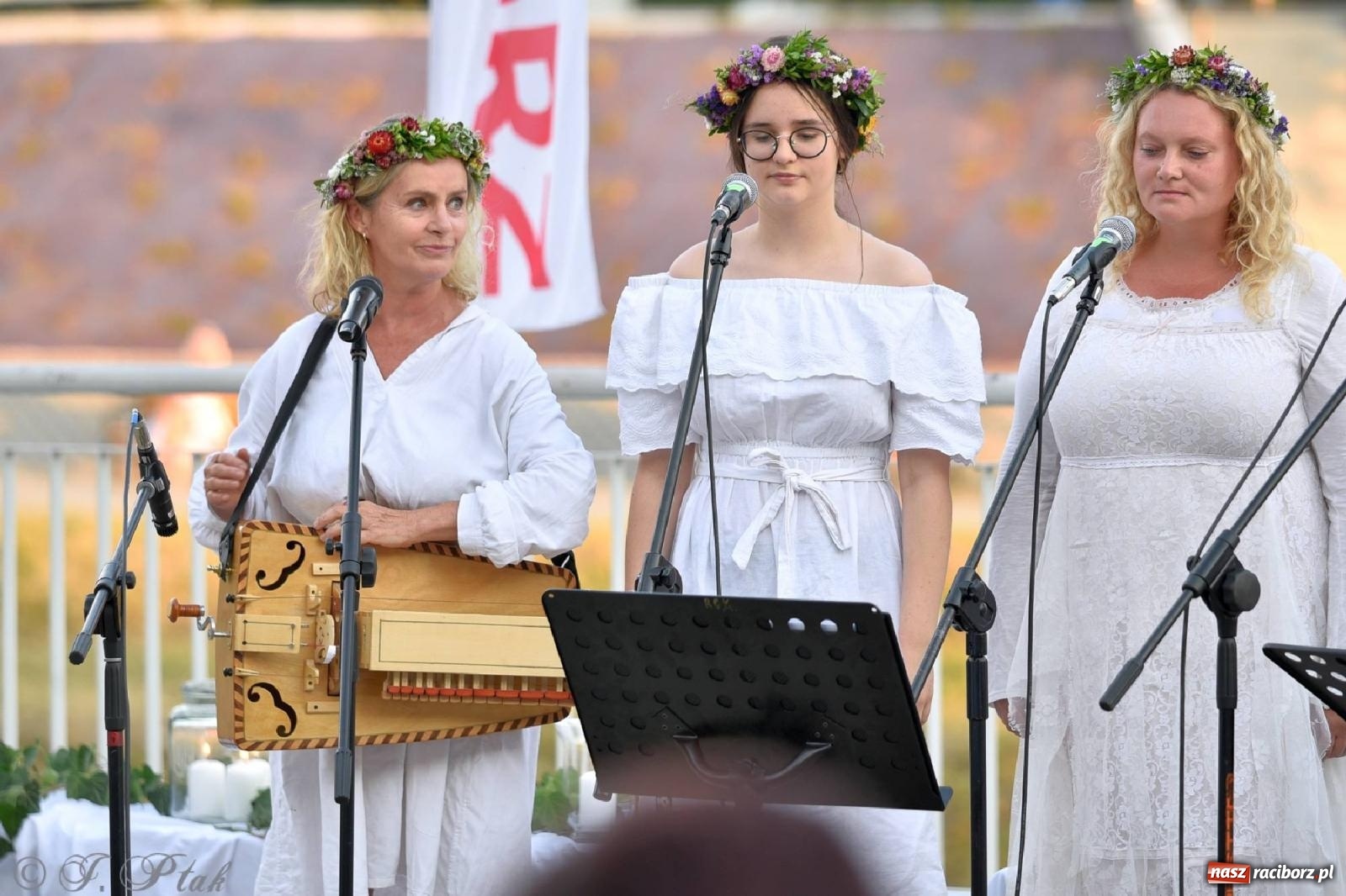 Zdjęcie w galerii na portalu naszraciborz.pl: Raciborska Noc Kupały - długi korowód nad Odrą [FOTO i WIDEO] wiadomości z regionu
