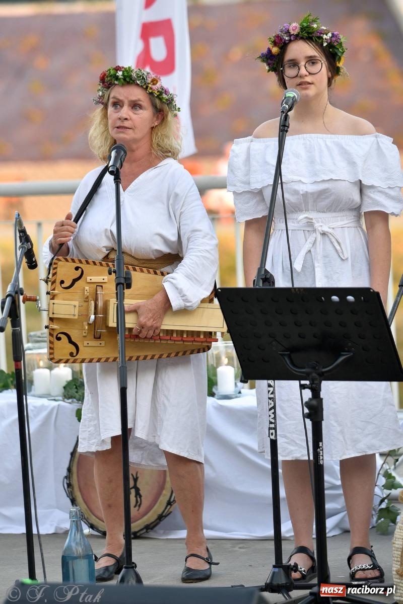 Zdjęcie w galerii na portalu naszraciborz.pl: Raciborska Noc Kupały - długi korowód nad Odrą [FOTO i WIDEO] wiadomości z regionu