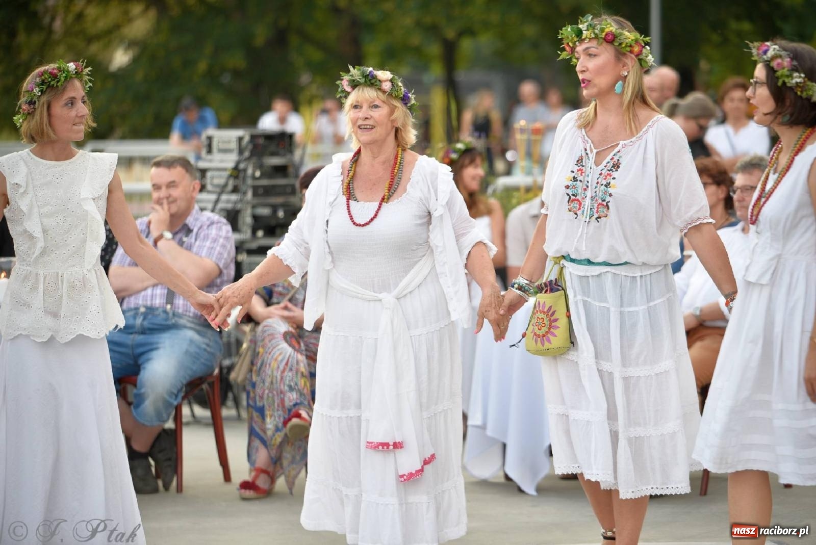 Zdjęcie w galerii na portalu naszraciborz.pl: Raciborska Noc Kupały - długi korowód nad Odrą [FOTO i WIDEO] wiadomości z regionu
