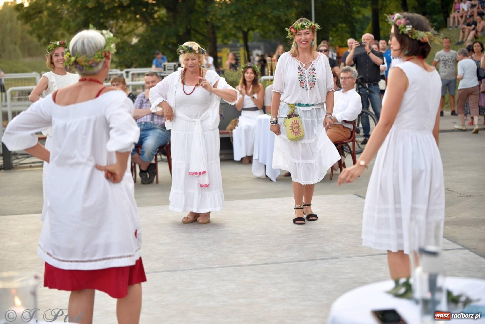 Zdjęcie w galerii na portalu naszraciborz.pl: Raciborska Noc Kupały - długi korowód nad Odrą [FOTO i WIDEO] wiadomości z regionu