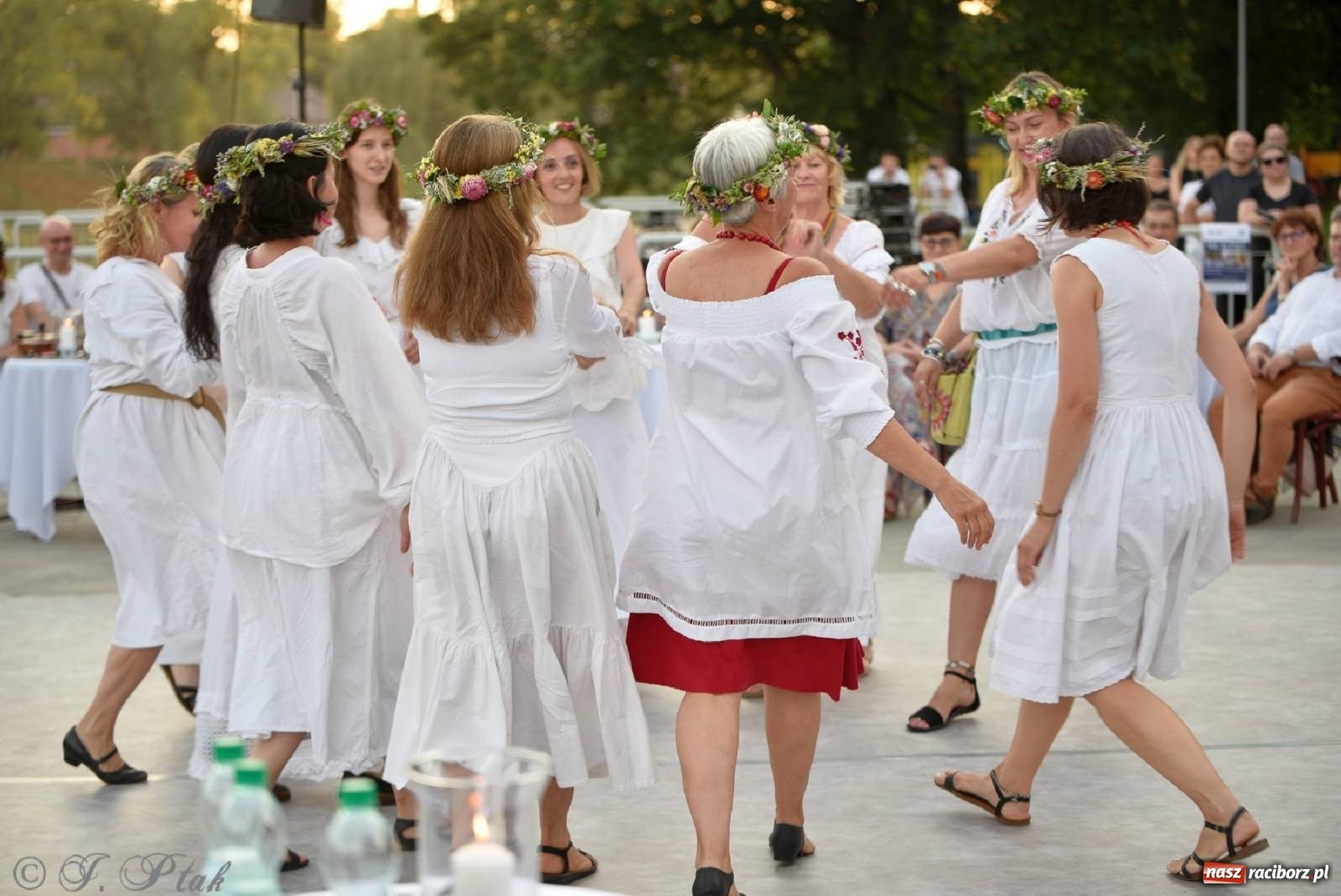 Zdjęcie w galerii na portalu naszraciborz.pl: Raciborska Noc Kupały - długi korowód nad Odrą [FOTO i WIDEO] wiadomości z regionu