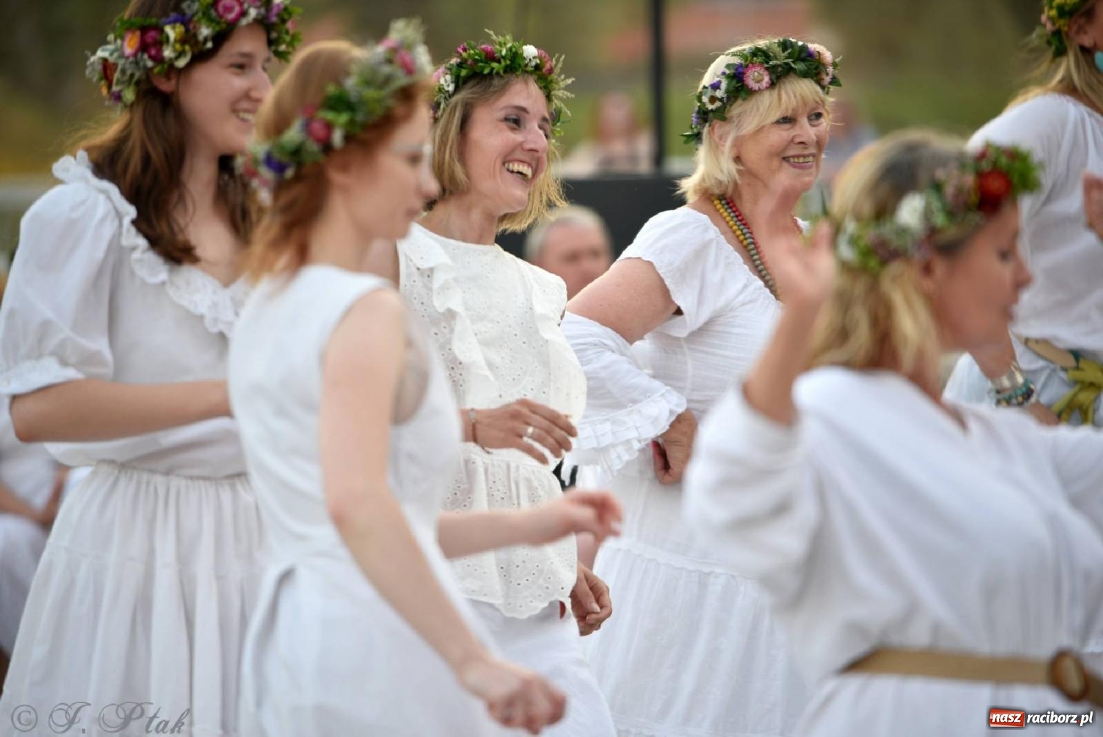 Zdjęcie w galerii na portalu naszraciborz.pl: Raciborska Noc Kupały - długi korowód nad Odrą [FOTO i WIDEO] wiadomości z regionu
