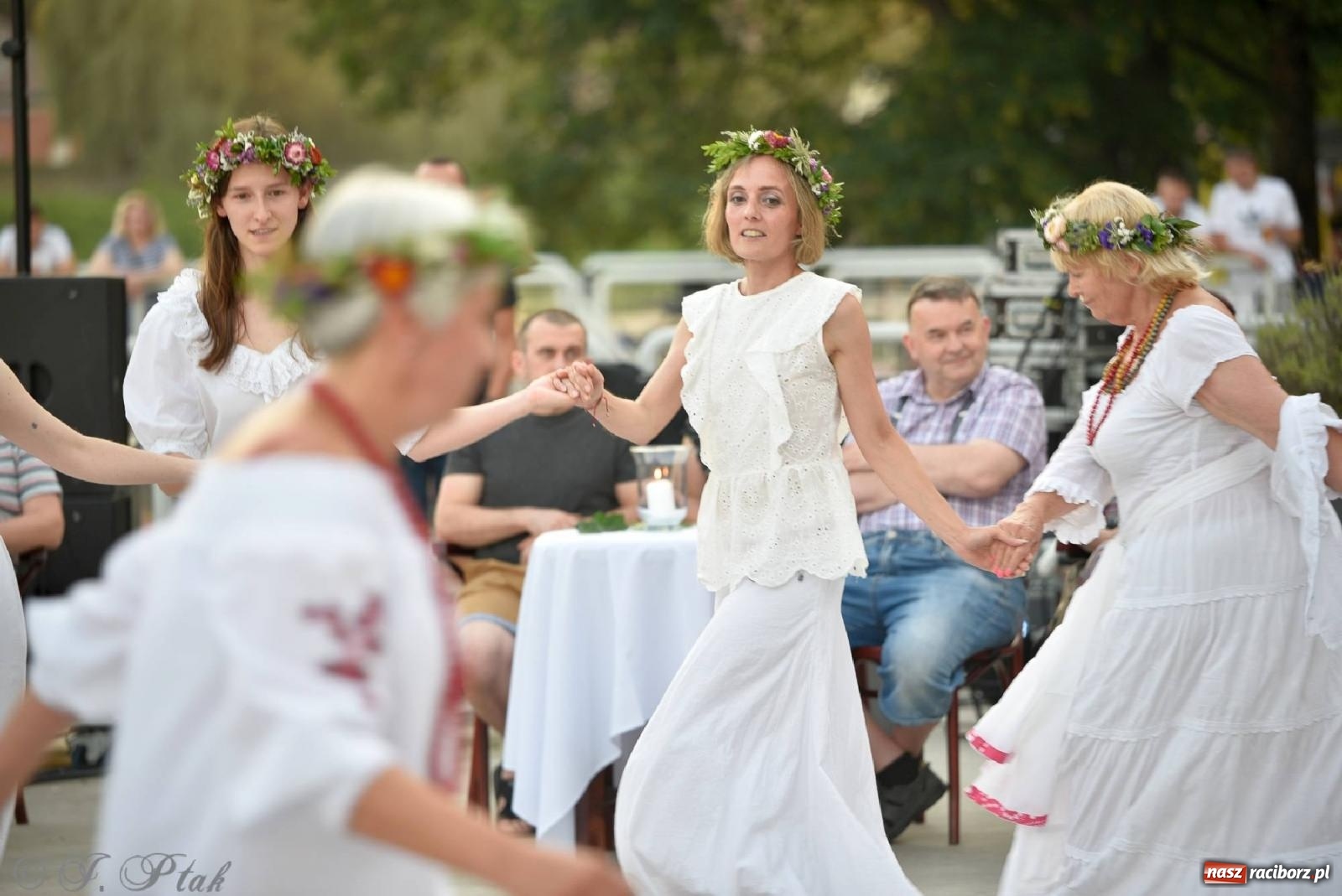 Zdjęcie w galerii na portalu naszraciborz.pl: Raciborska Noc Kupały - długi korowód nad Odrą [FOTO i WIDEO] wiadomości z regionu