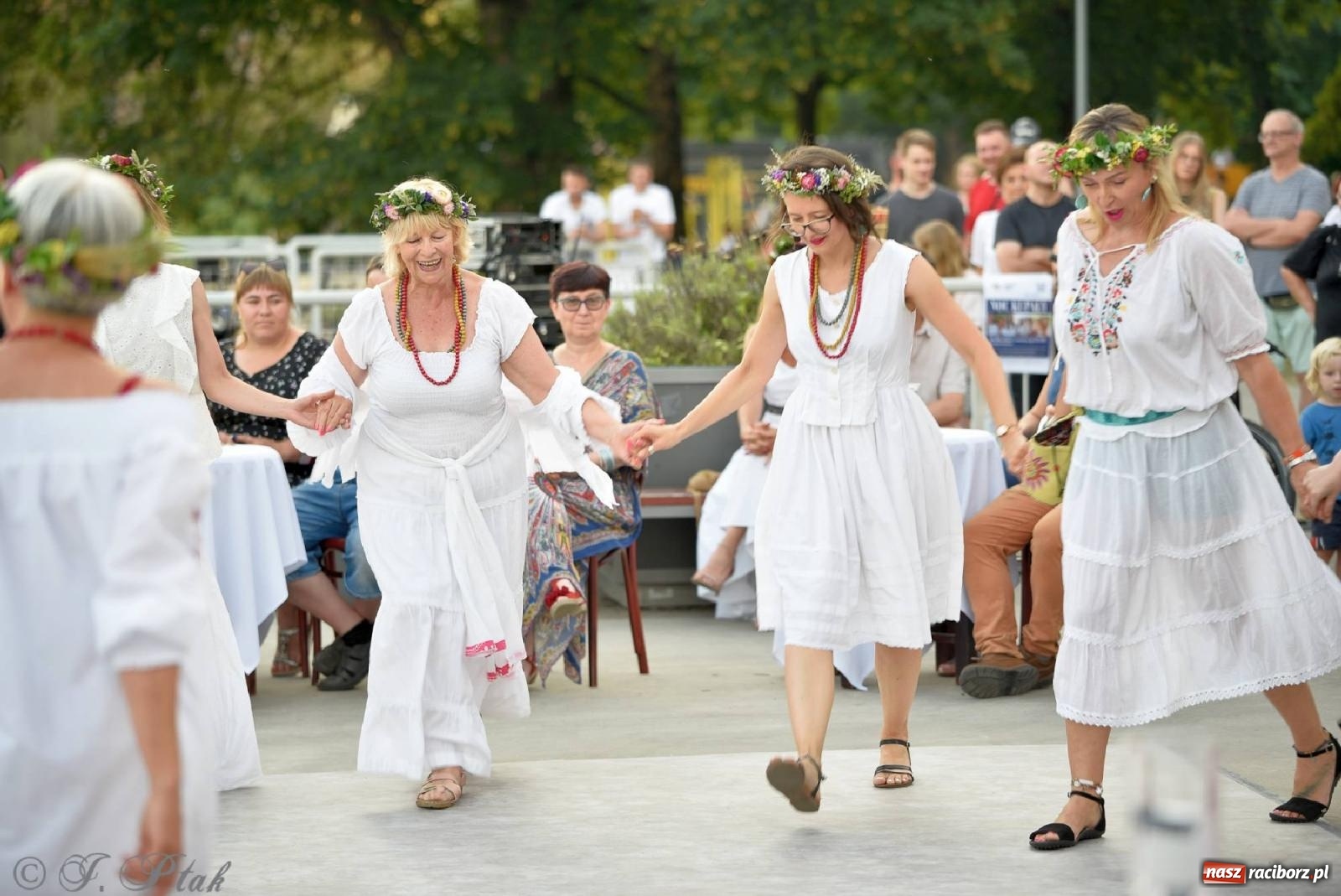 Zdjęcie w galerii na portalu naszraciborz.pl: Raciborska Noc Kupały - długi korowód nad Odrą [FOTO i WIDEO] wiadomości z regionu