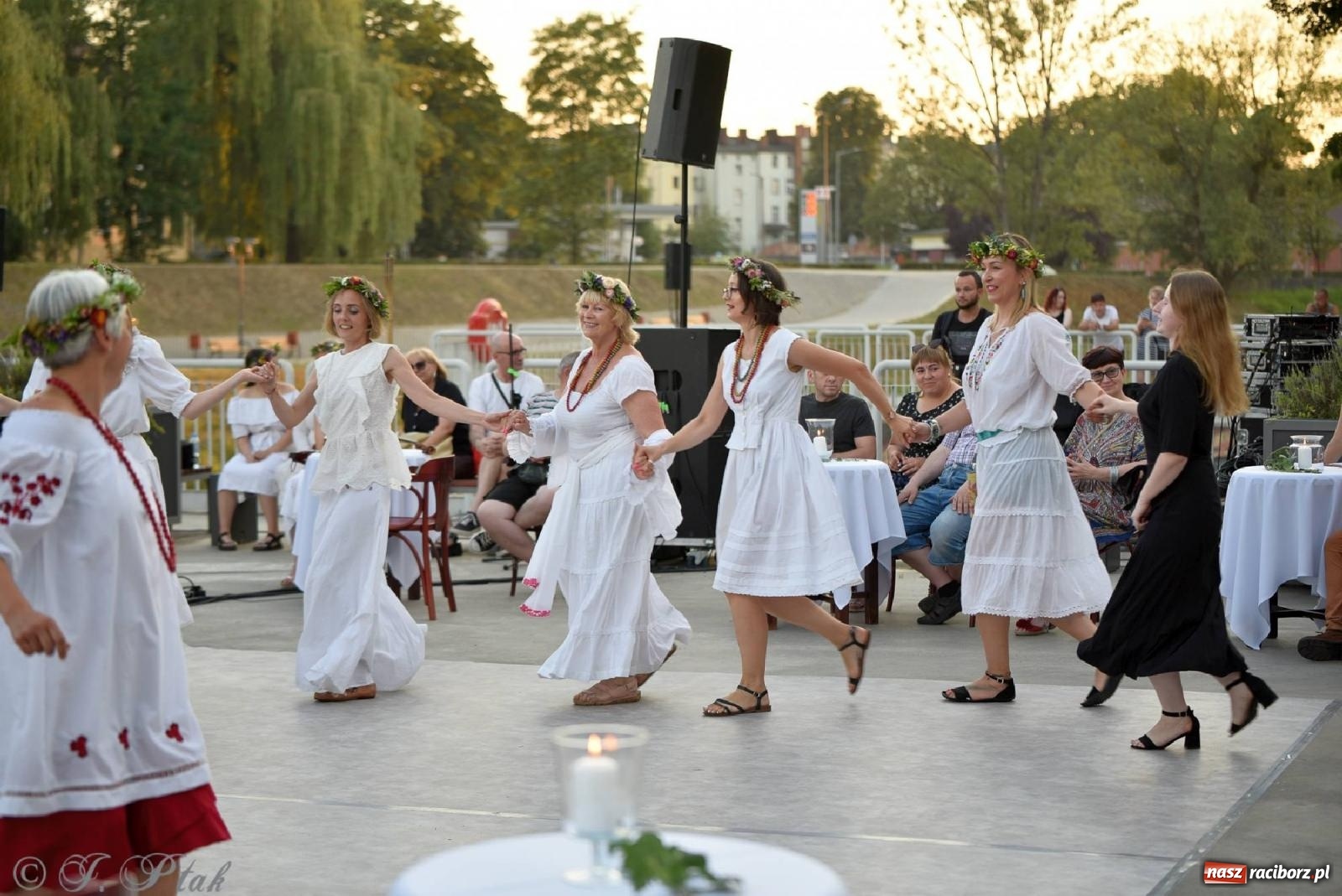 Zdjęcie w galerii na portalu naszraciborz.pl: Raciborska Noc Kupały - długi korowód nad Odrą [FOTO i WIDEO] wiadomości z regionu