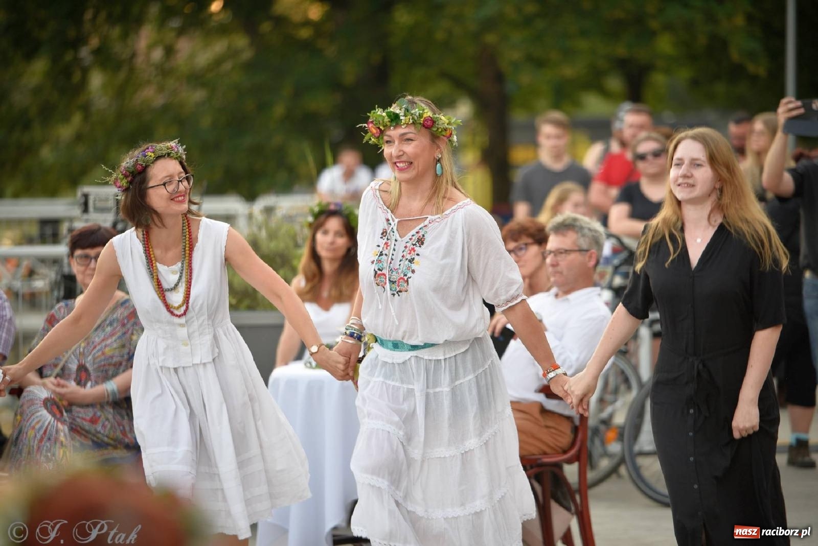 Zdjęcie w galerii na portalu naszraciborz.pl: Raciborska Noc Kupały - długi korowód nad Odrą [FOTO i WIDEO] wiadomości z regionu