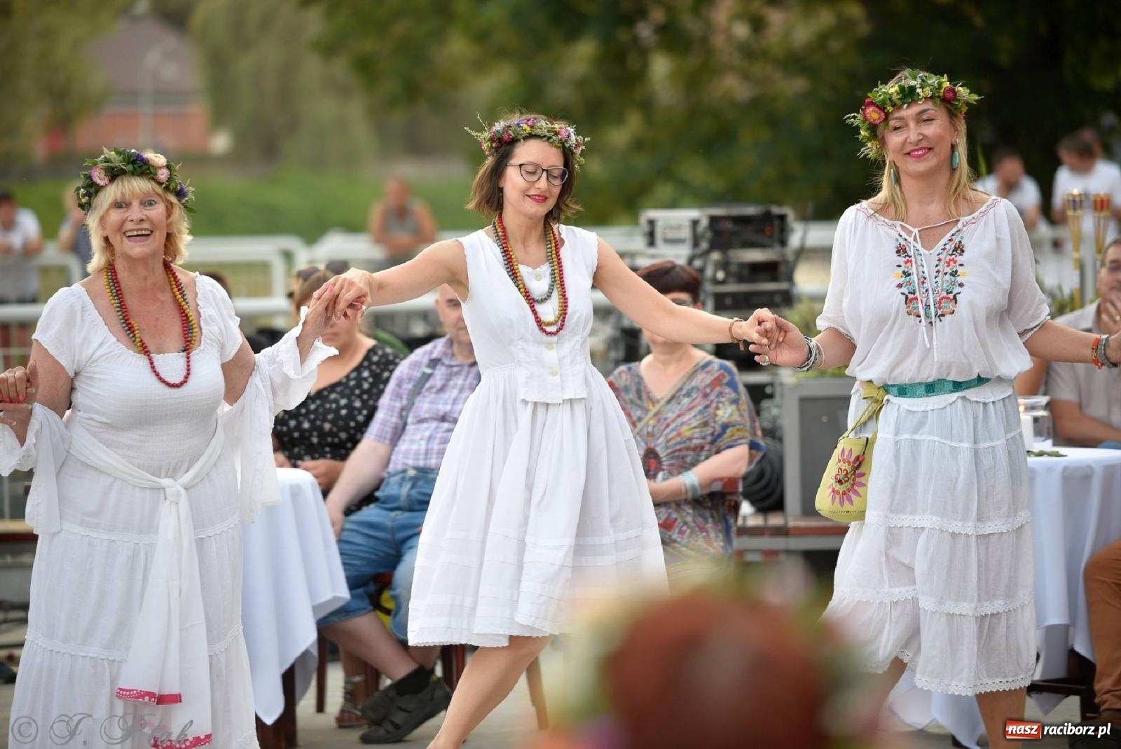 Zdjęcie w galerii na portalu naszraciborz.pl: Raciborska Noc Kupały - długi korowód nad Odrą [FOTO i WIDEO] wiadomości z regionu