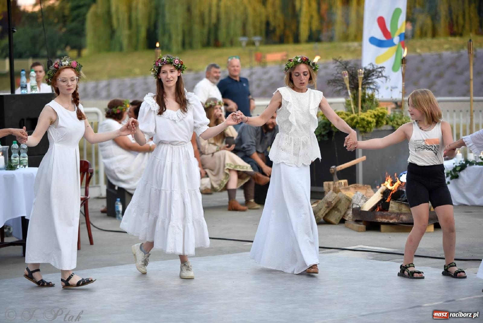 Zdjęcie w galerii na portalu naszraciborz.pl: Raciborska Noc Kupały - długi korowód nad Odrą [FOTO i WIDEO] wiadomości z regionu