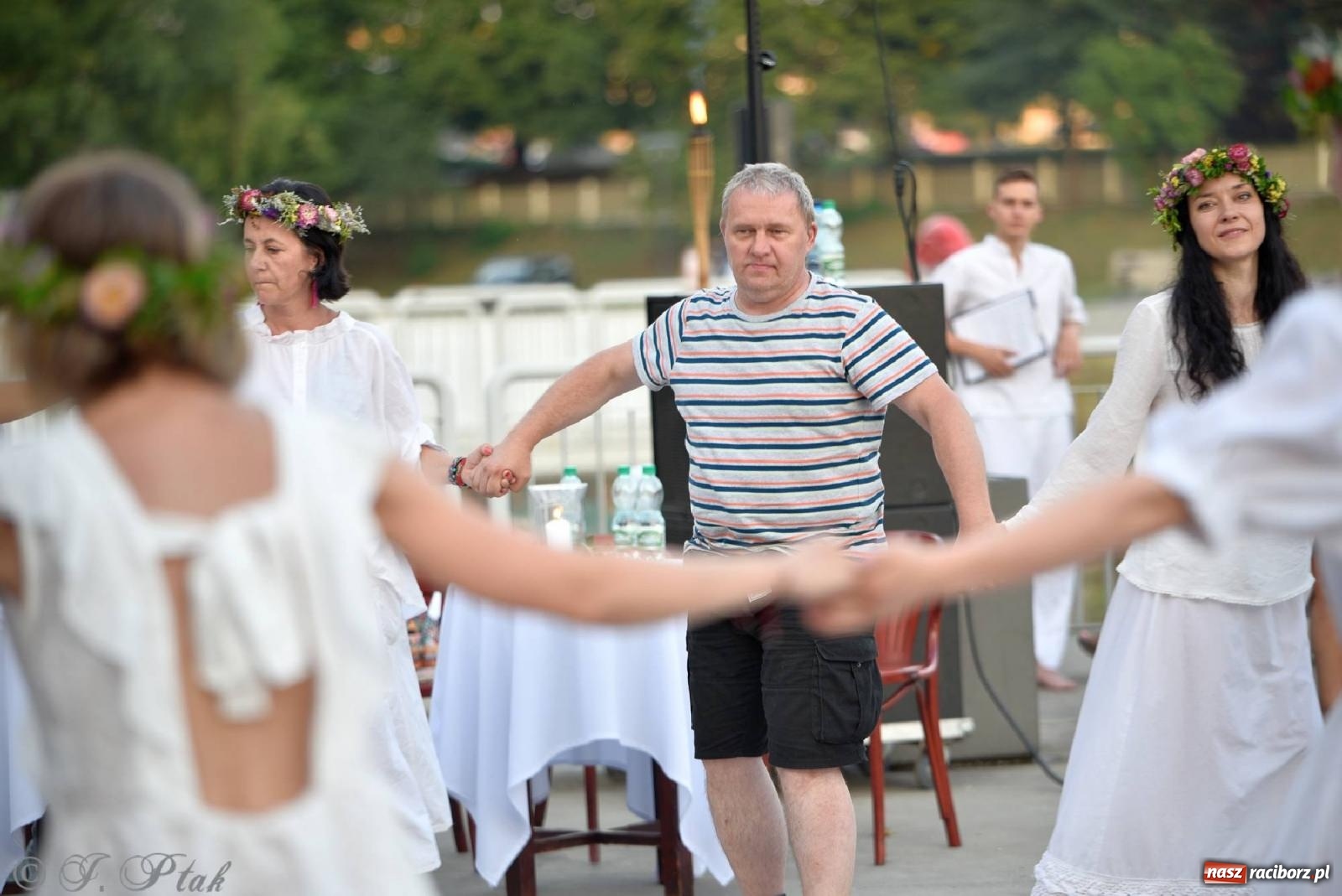 Zdjęcie w galerii na portalu naszraciborz.pl: Raciborska Noc Kupały - długi korowód nad Odrą [FOTO i WIDEO] wiadomości z regionu