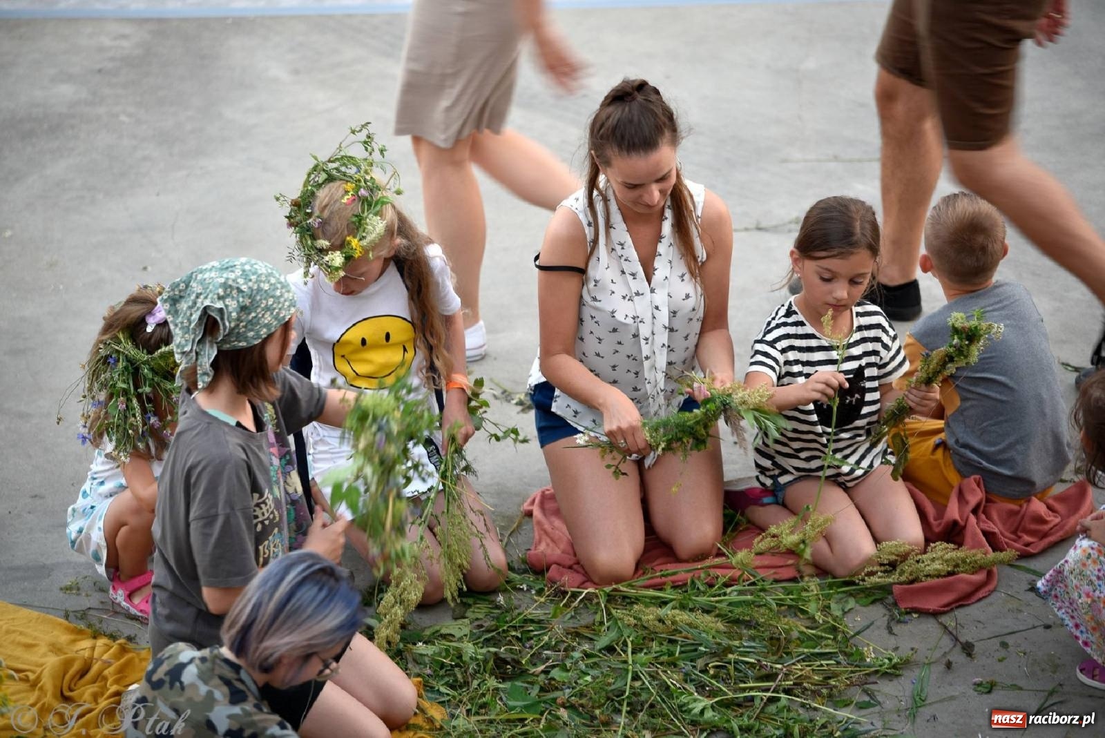 Zdjęcie w galerii na portalu naszraciborz.pl: Raciborska Noc Kupały - długi korowód nad Odrą [FOTO i WIDEO] wiadomości z regionu