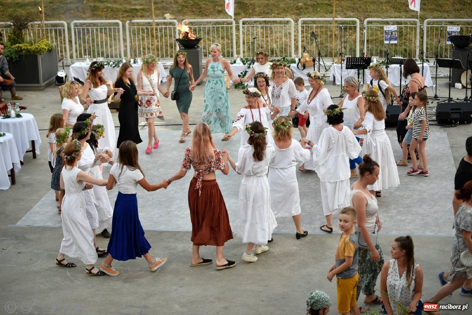 Zdjęcie w galerii na portalu naszraciborz.pl: Raciborska Noc Kupały - długi korowód nad Odrą [FOTO i WIDEO] wiadomości z regionu