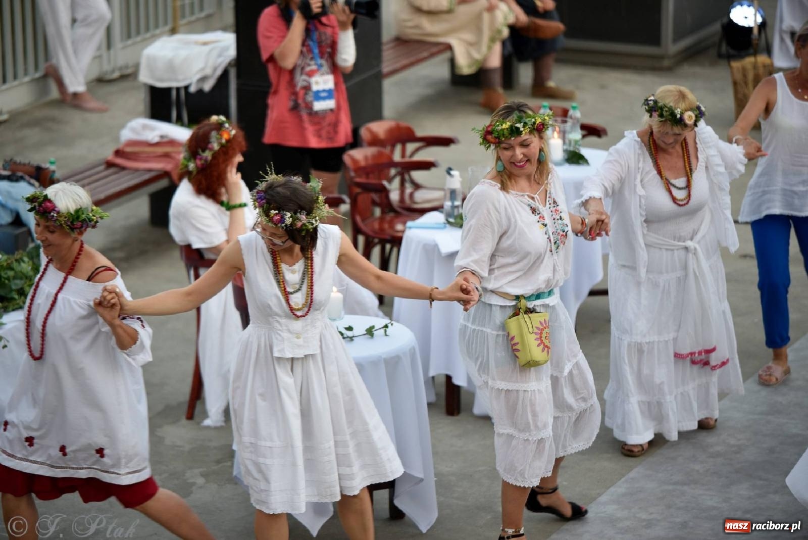 Zdjęcie w galerii na portalu naszraciborz.pl: Raciborska Noc Kupały - długi korowód nad Odrą [FOTO i WIDEO] wiadomości z regionu