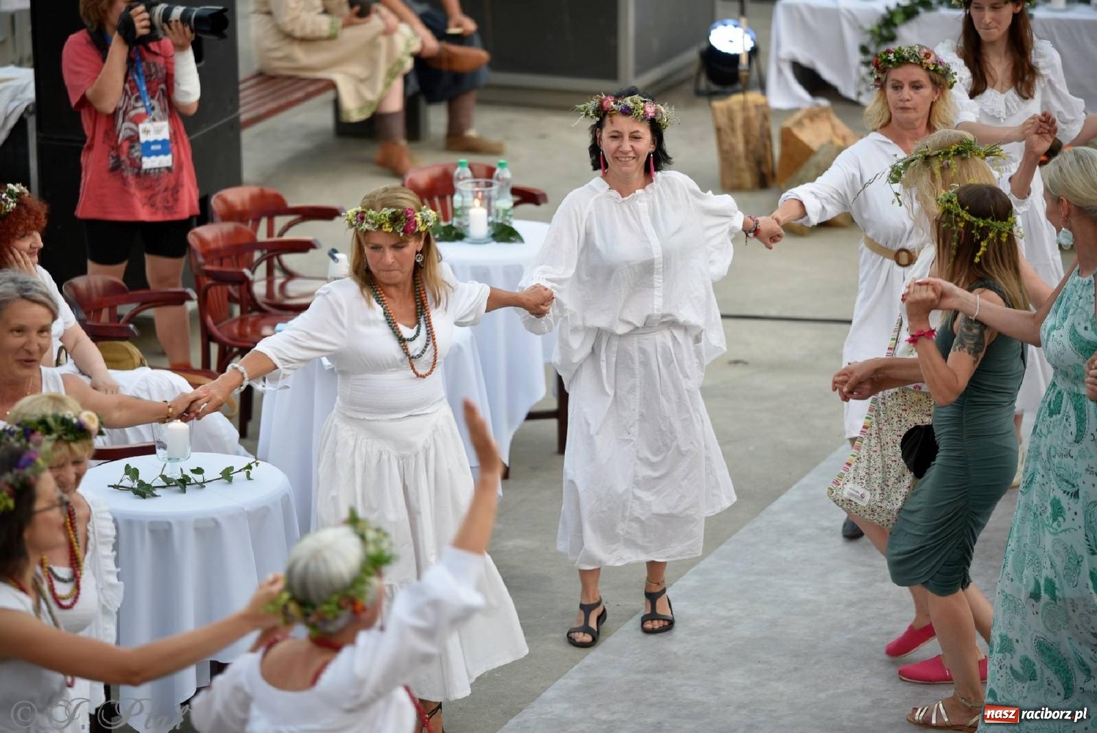 Zdjęcie w galerii na portalu naszraciborz.pl: Raciborska Noc Kupały - długi korowód nad Odrą [FOTO i WIDEO] wiadomości z regionu