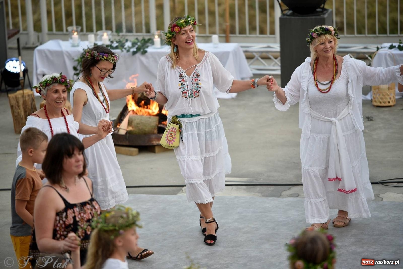 Zdjęcie w galerii na portalu naszraciborz.pl: Raciborska Noc Kupały - długi korowód nad Odrą [FOTO i WIDEO] wiadomości z regionu