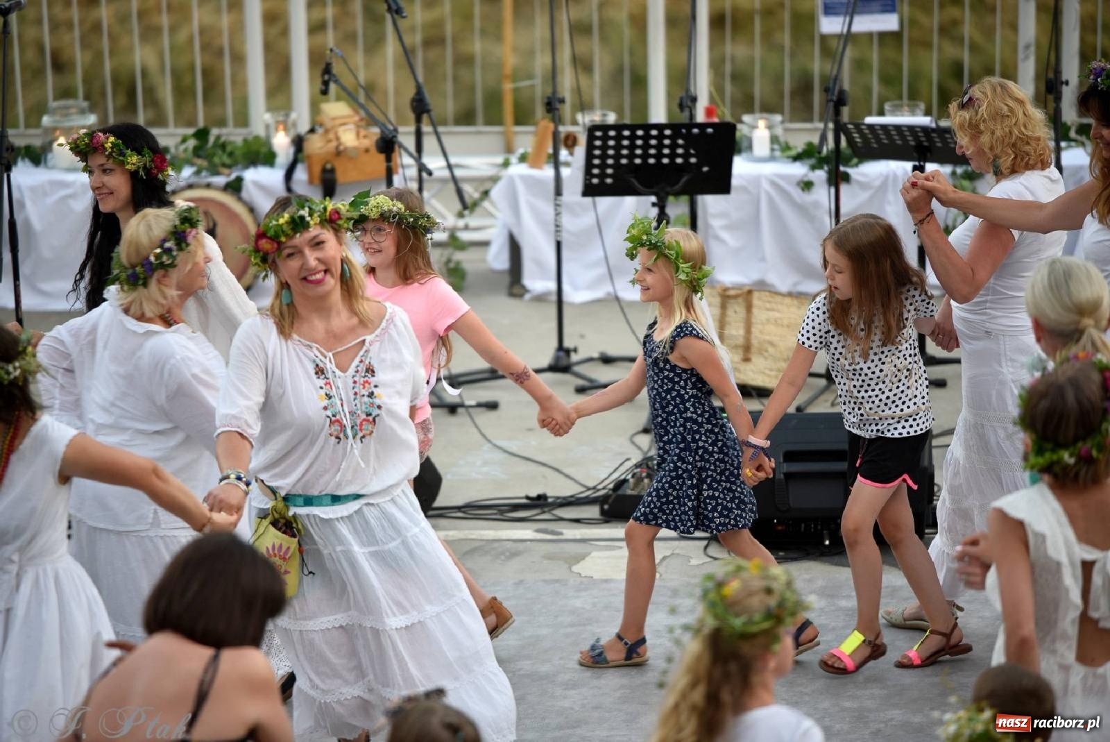 Zdjęcie w galerii na portalu naszraciborz.pl: Raciborska Noc Kupały - długi korowód nad Odrą [FOTO i WIDEO] wiadomości z regionu