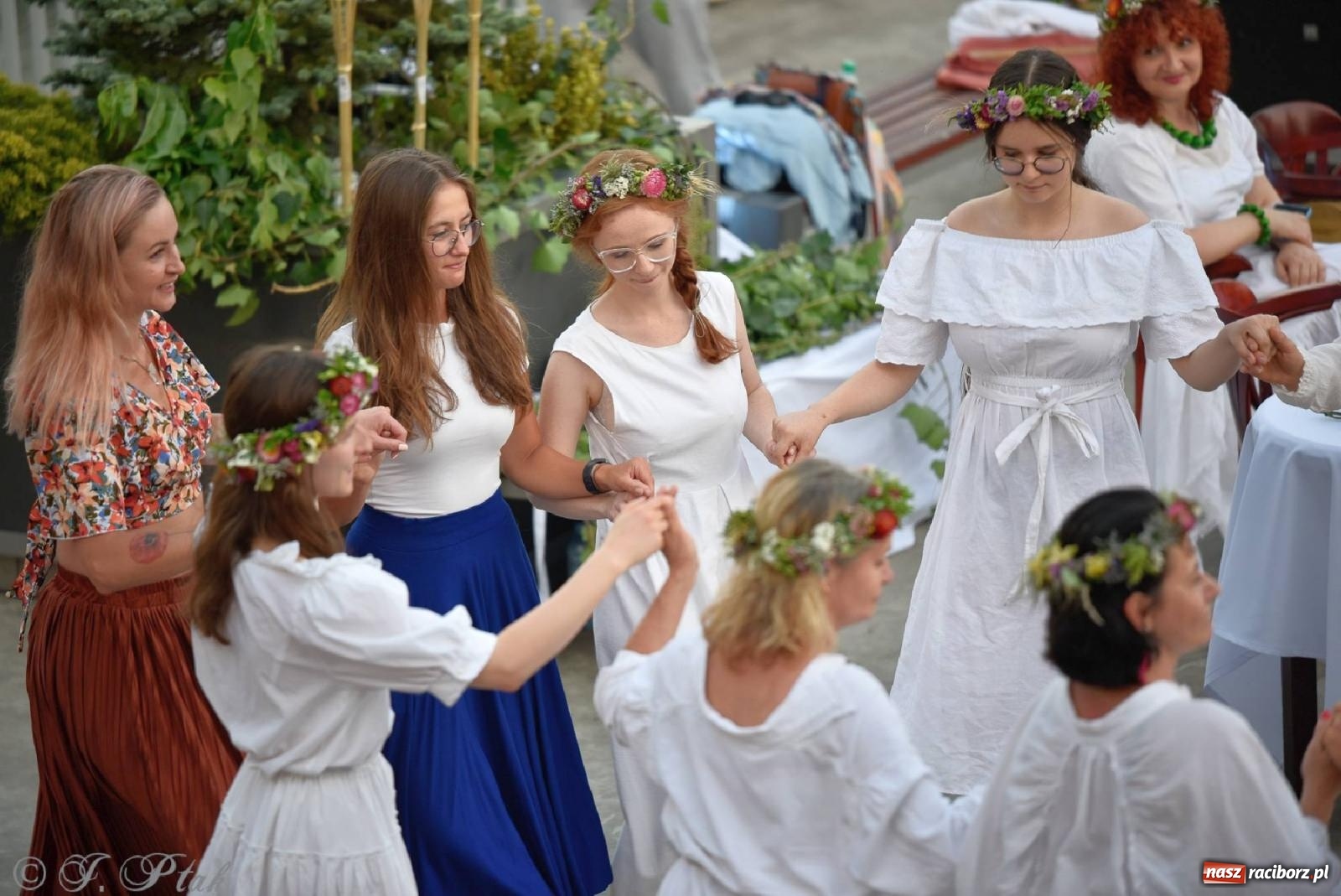 Zdjęcie w galerii na portalu naszraciborz.pl: Raciborska Noc Kupały - długi korowód nad Odrą [FOTO i WIDEO] wiadomości z regionu