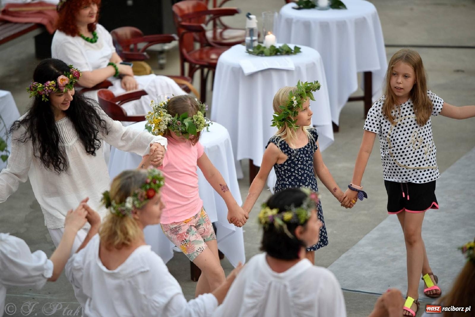 Zdjęcie w galerii na portalu naszraciborz.pl: Raciborska Noc Kupały - długi korowód nad Odrą [FOTO i WIDEO] wiadomości z regionu