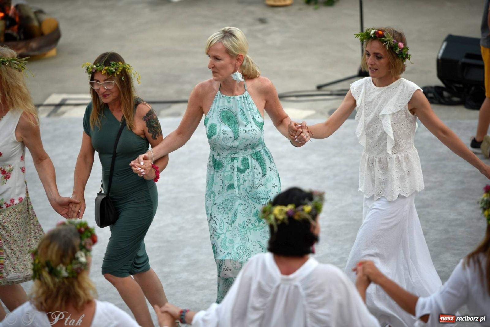 Zdjęcie w galerii na portalu naszraciborz.pl: Raciborska Noc Kupały - długi korowód nad Odrą [FOTO i WIDEO] wiadomości z regionu