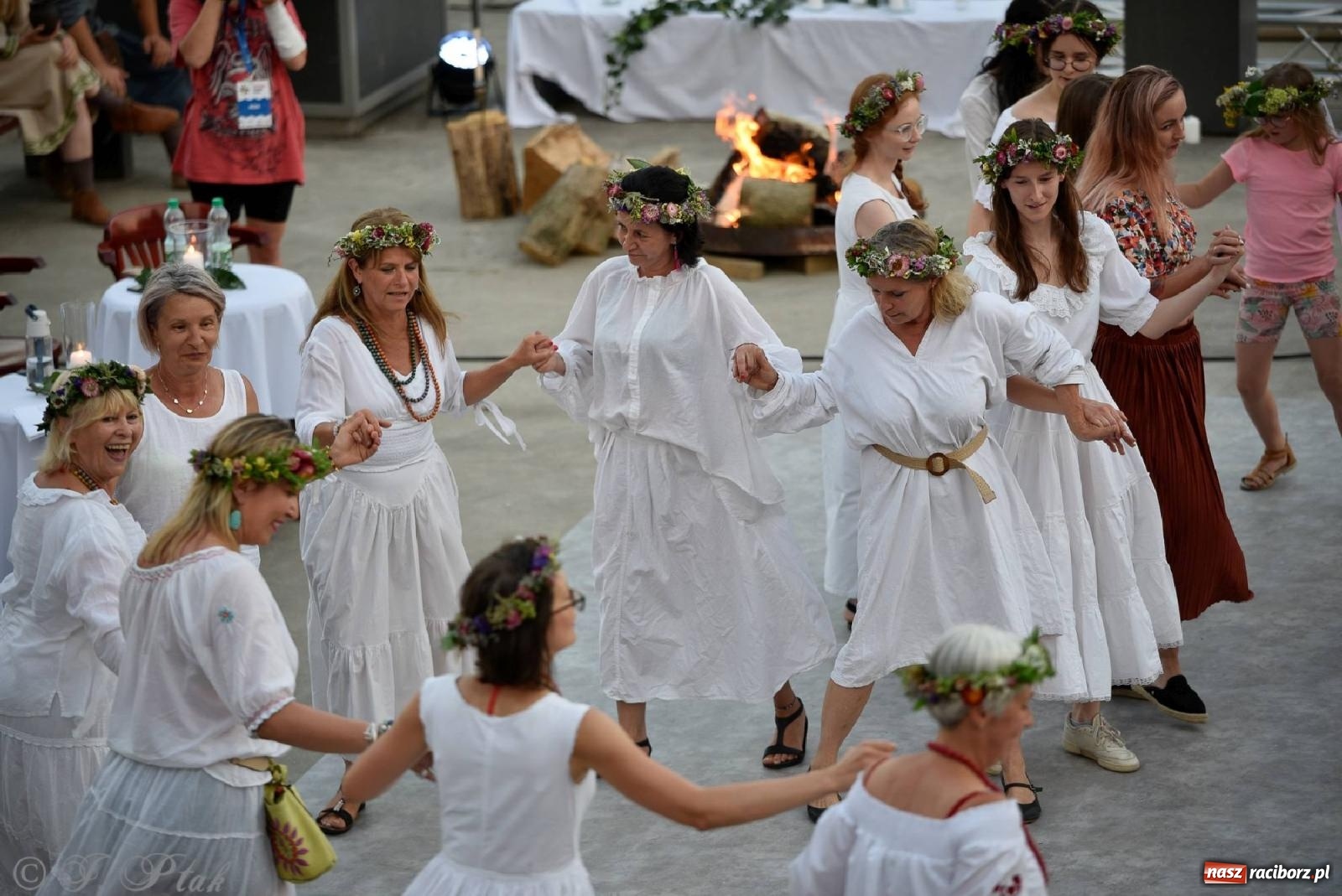Zdjęcie w galerii na portalu naszraciborz.pl: Raciborska Noc Kupały - długi korowód nad Odrą [FOTO i WIDEO] wiadomości z regionu
