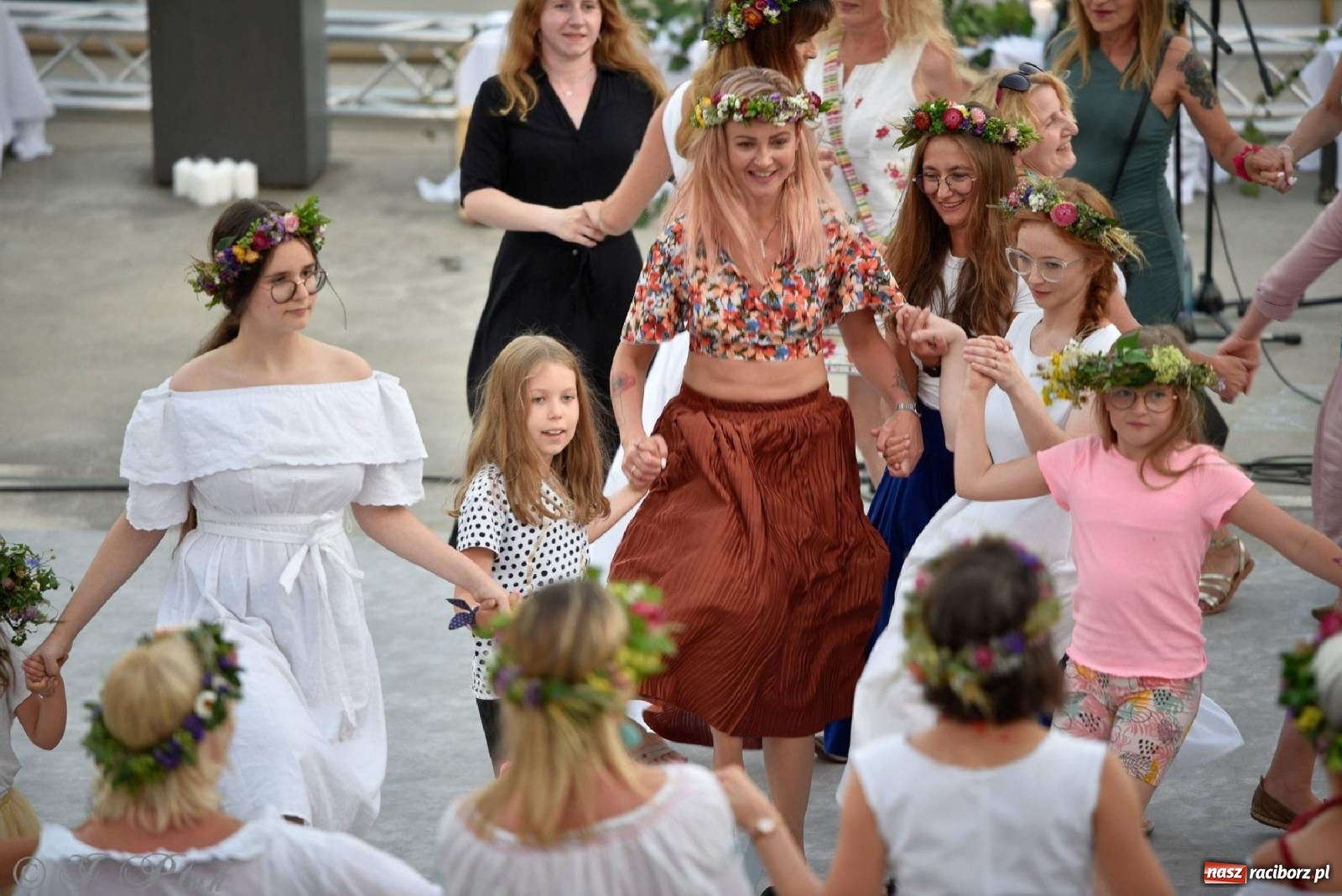 Zdjęcie w galerii na portalu naszraciborz.pl: Raciborska Noc Kupały - długi korowód nad Odrą [FOTO i WIDEO] wiadomości z regionu