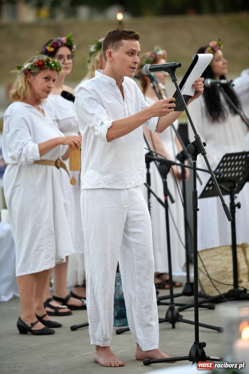 Zdjęcie w galerii na portalu naszraciborz.pl: Raciborska Noc Kupały - długi korowód nad Odrą [FOTO i WIDEO] wiadomości z regionu