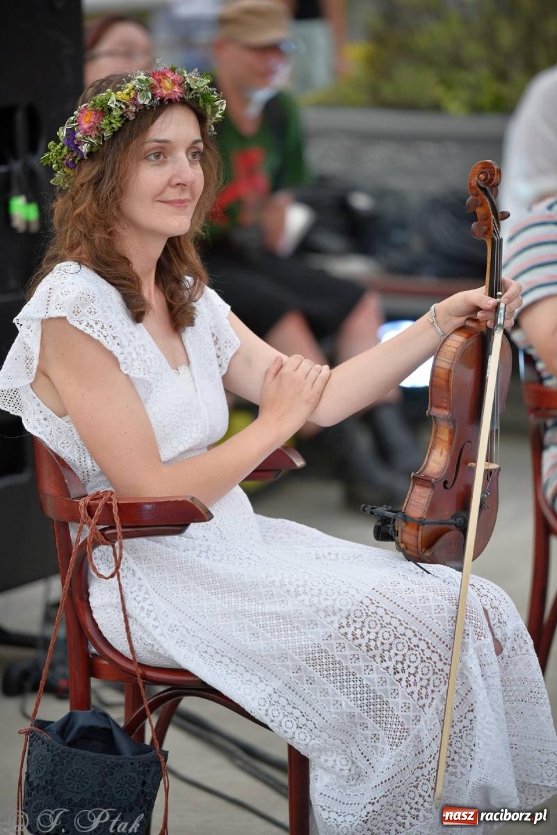 Zdjęcie w galerii na portalu naszraciborz.pl: Raciborska Noc Kupały - długi korowód nad Odrą [FOTO i WIDEO] wiadomości z regionu