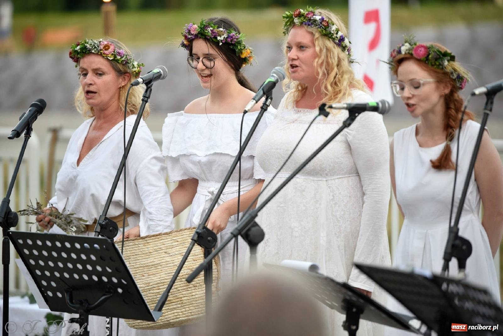 Zdjęcie w galerii na portalu naszraciborz.pl: Raciborska Noc Kupały - długi korowód nad Odrą [FOTO i WIDEO] wiadomości z regionu