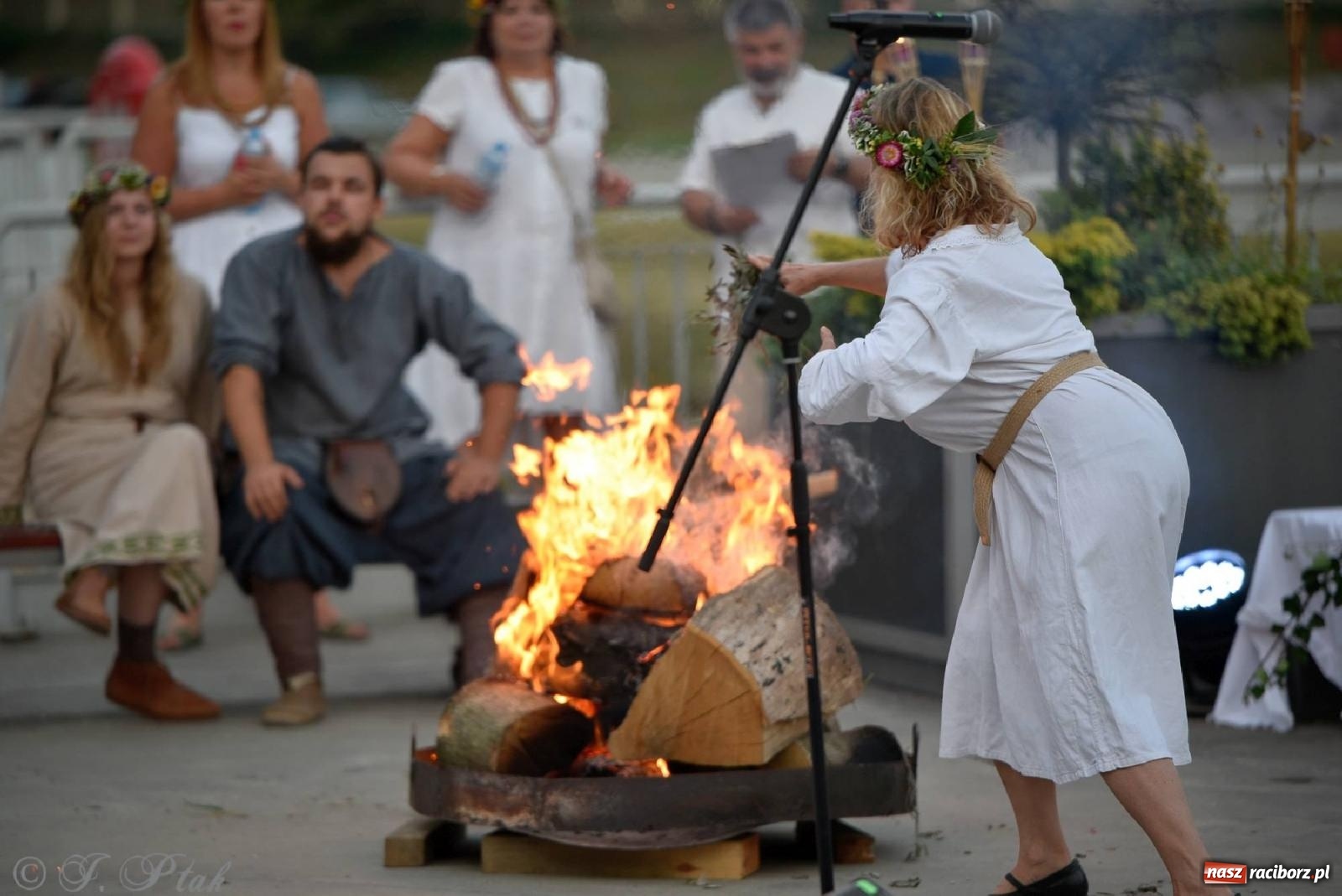 Zdjęcie w galerii na portalu naszraciborz.pl: Raciborska Noc Kupały - długi korowód nad Odrą [FOTO i WIDEO] wiadomości z regionu