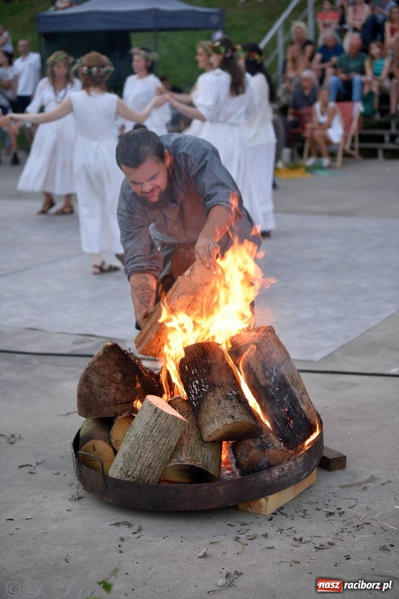 Zdjęcie w galerii na portalu naszraciborz.pl: Raciborska Noc Kupały - długi korowód nad Odrą [FOTO i WIDEO] wiadomości z regionu
