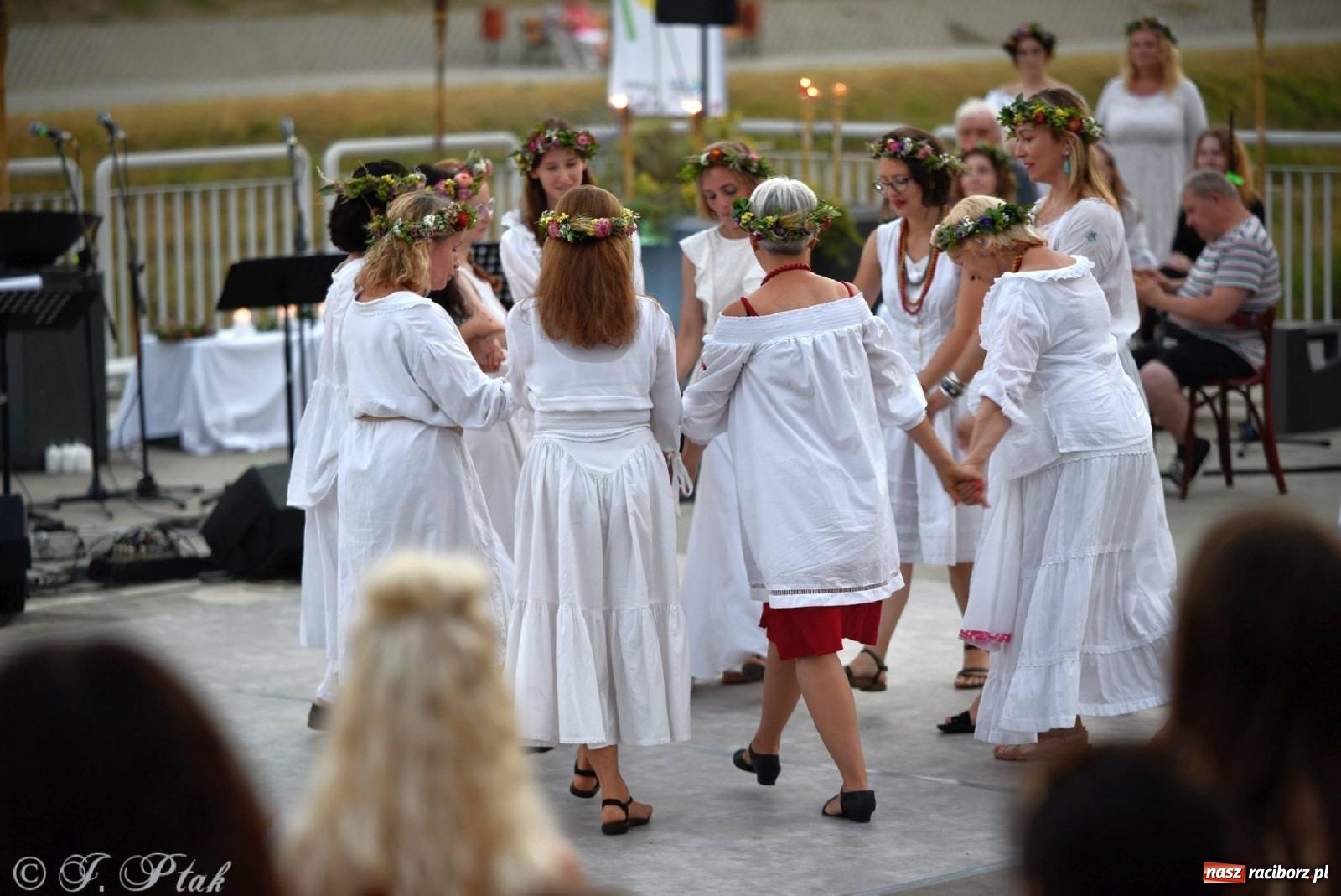 Zdjęcie w galerii na portalu naszraciborz.pl: Raciborska Noc Kupały - długi korowód nad Odrą [FOTO i WIDEO] wiadomości z regionu