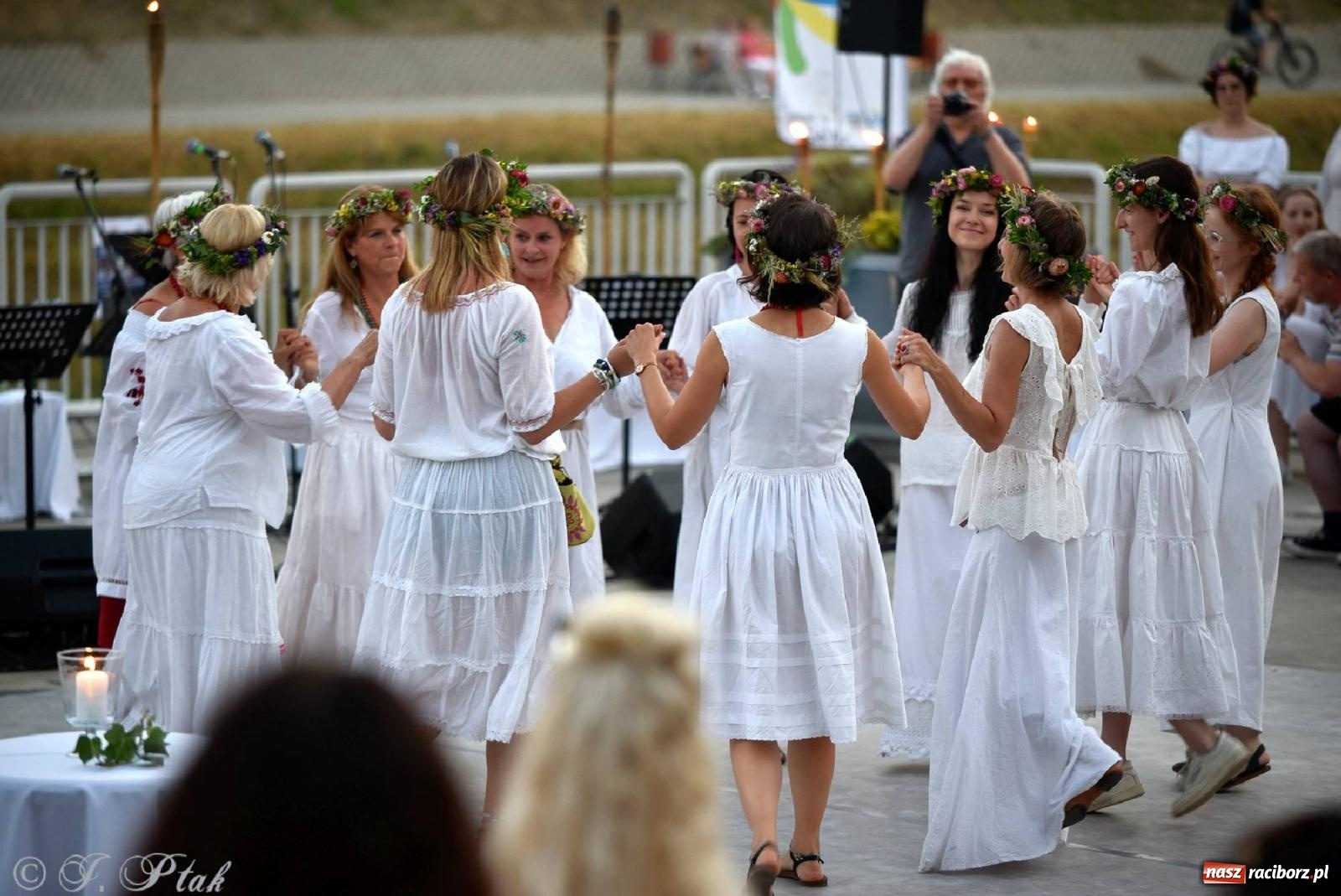 Zdjęcie w galerii na portalu naszraciborz.pl: Raciborska Noc Kupały - długi korowód nad Odrą [FOTO i WIDEO] wiadomości z regionu