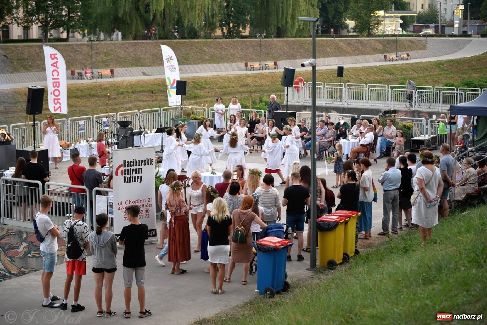Zdjęcie w galerii na portalu naszraciborz.pl: Raciborska Noc Kupały - długi korowód nad Odrą [FOTO i WIDEO] wiadomości z regionu