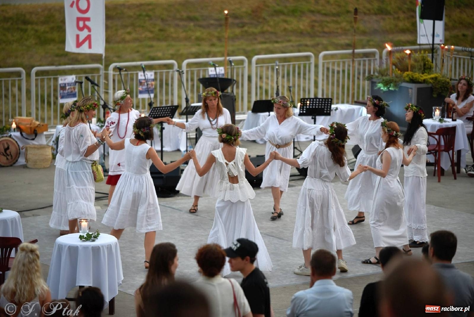 Zdjęcie w galerii na portalu naszraciborz.pl: Raciborska Noc Kupały - długi korowód nad Odrą [FOTO i WIDEO] wiadomości z regionu