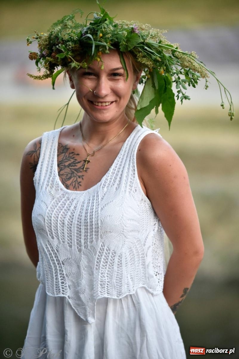 Zdjęcie w galerii na portalu naszraciborz.pl: Raciborska Noc Kupały - długi korowód nad Odrą [FOTO i WIDEO] wiadomości z regionu