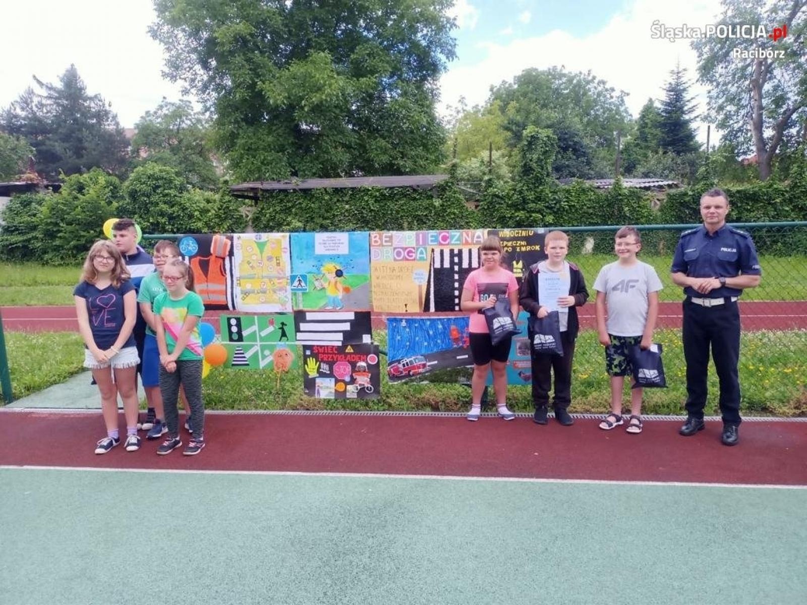 Zdjęcie w galerii na portalu naszraciborz.pl: Finaliści konkursu plastycznego nagrodzeni wiadomości z regionu