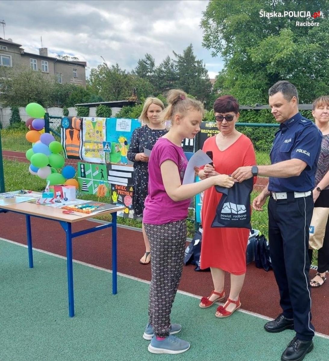 Zdjęcie w galerii na portalu naszraciborz.pl: Finaliści konkursu plastycznego nagrodzeni wiadomości z regionu