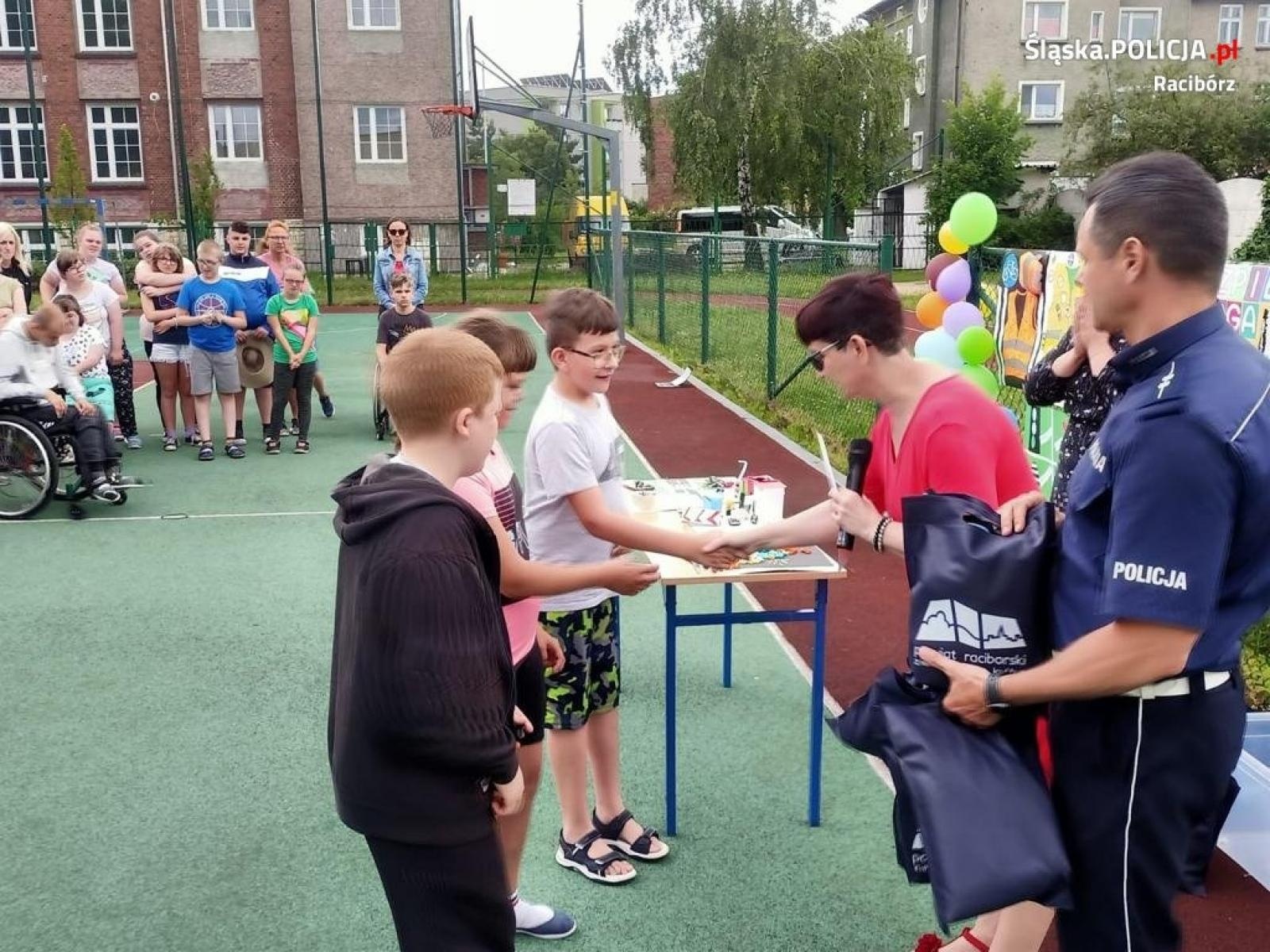 Zdjęcie w galerii na portalu naszraciborz.pl: Finaliści konkursu plastycznego nagrodzeni wiadomości z regionu