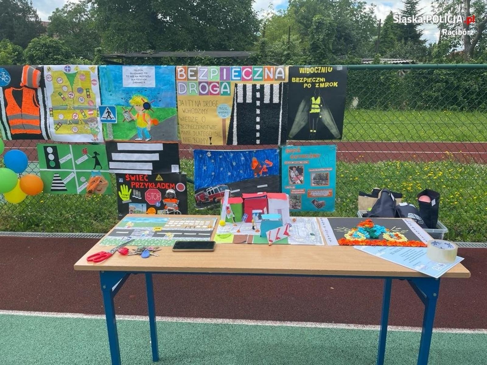 Zdjęcie w galerii na portalu naszraciborz.pl: Finaliści konkursu plastycznego nagrodzeni wiadomości z regionu